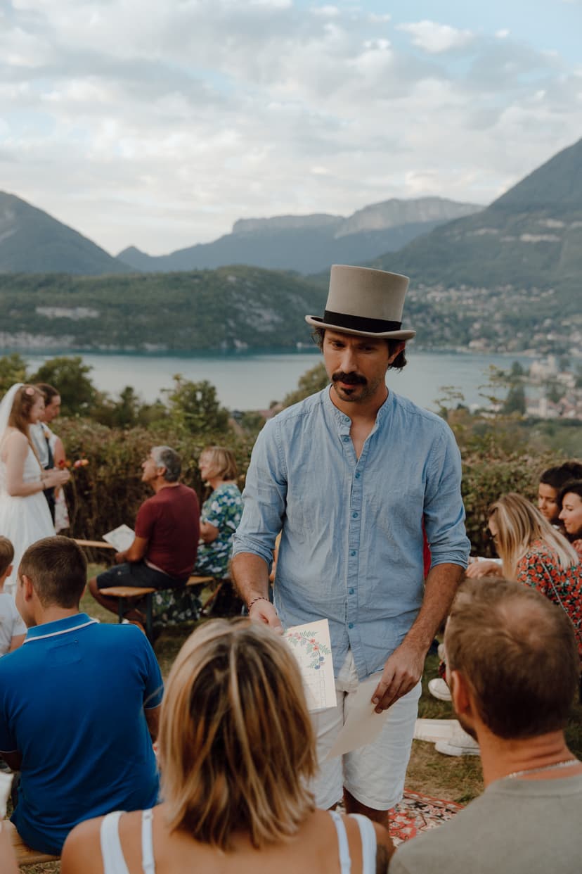 Équipe interagissant avec la famille des mariés